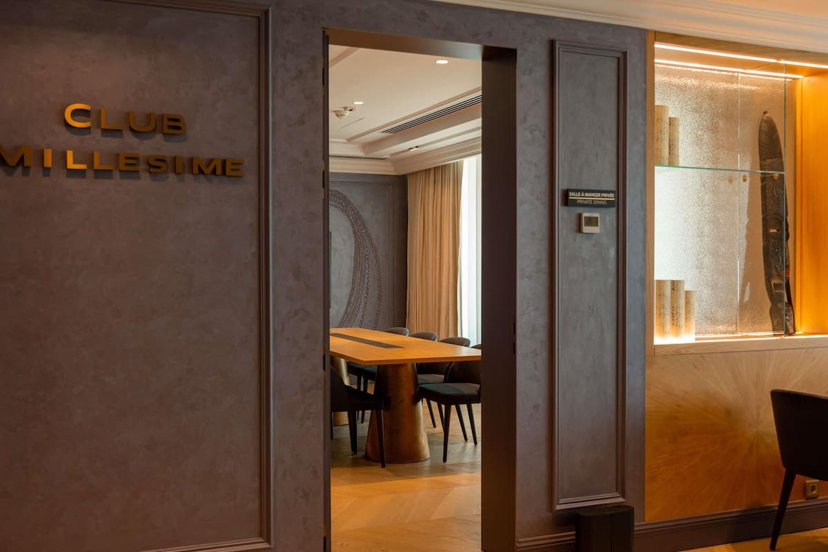 Luxury Room, 1 King Bed, Club lounge access