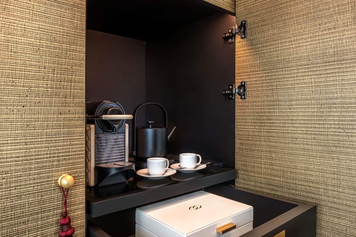 Minibar y caja de seguridad en la habitación
