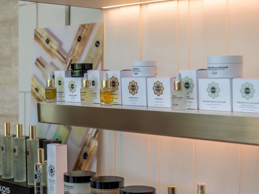 Une présentation de produits cosmétiques, avec leurs étiquettes et leurs emballages.
