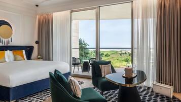 Suite junior, 1 cama King size, con acceso al salón lounge del club | Minibar y caja de seguridad en la habitación