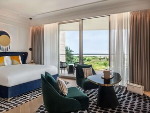 Junior suite, 1 kingsize bed, toegang tot de clublounge | Een minibar, een kluis op de kamer, een laptopwerkplek