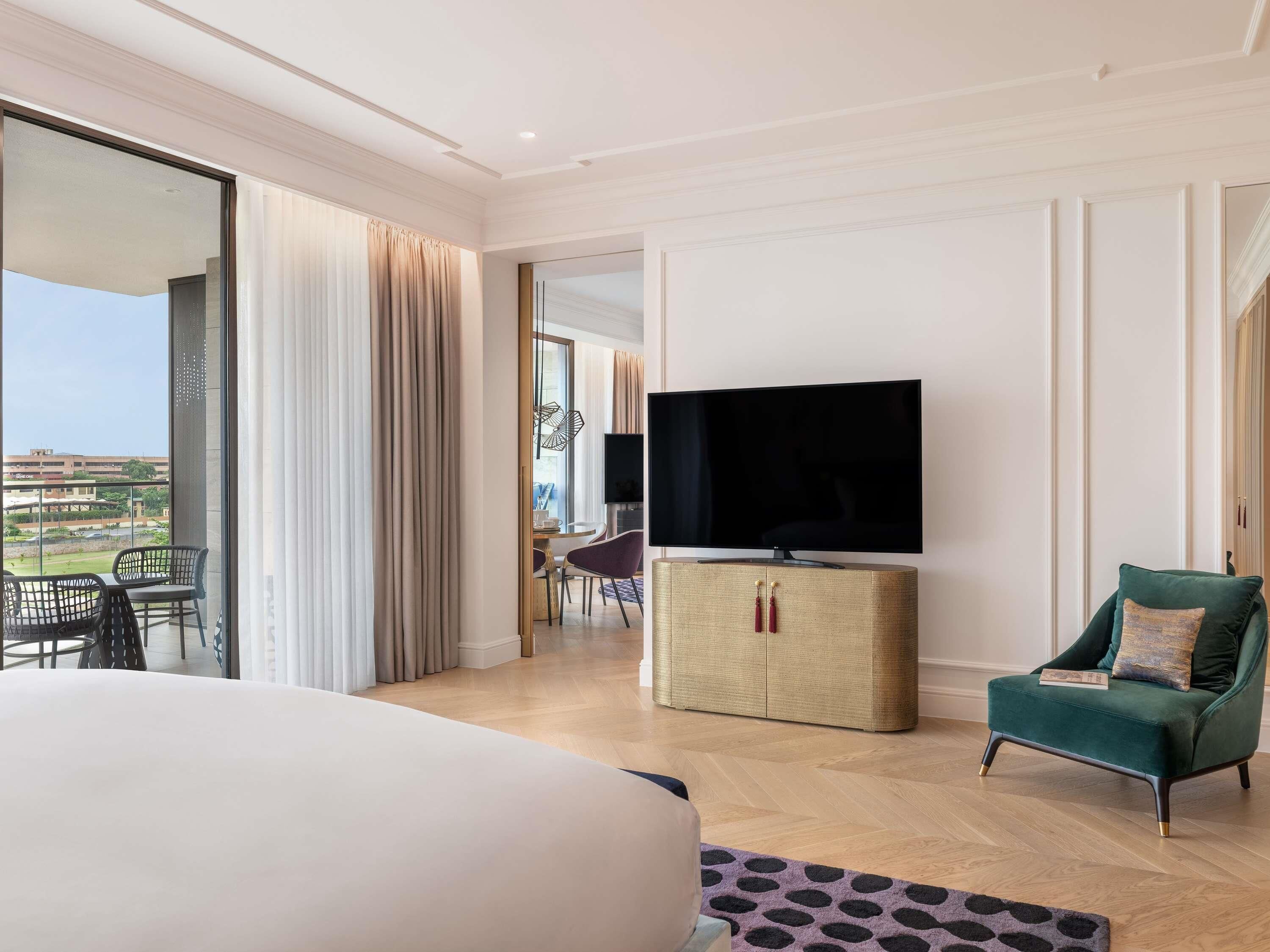 Marina Suite, 1 King Bed | Minibar, in-room safe, laptop workspace, blackout drapes