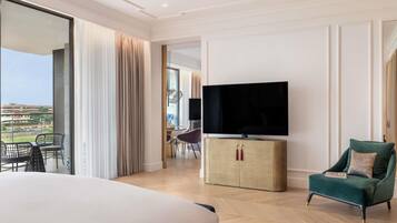 Club Suite, 1 King Bed | Minibar, in-room safe, laptop workspace, blackout curtains