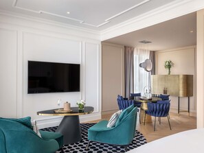 Junior suite, 1 kingsize bed, toegang tot de clublounge | Een minibar, een kluis op de kamer, een laptopwerkplek