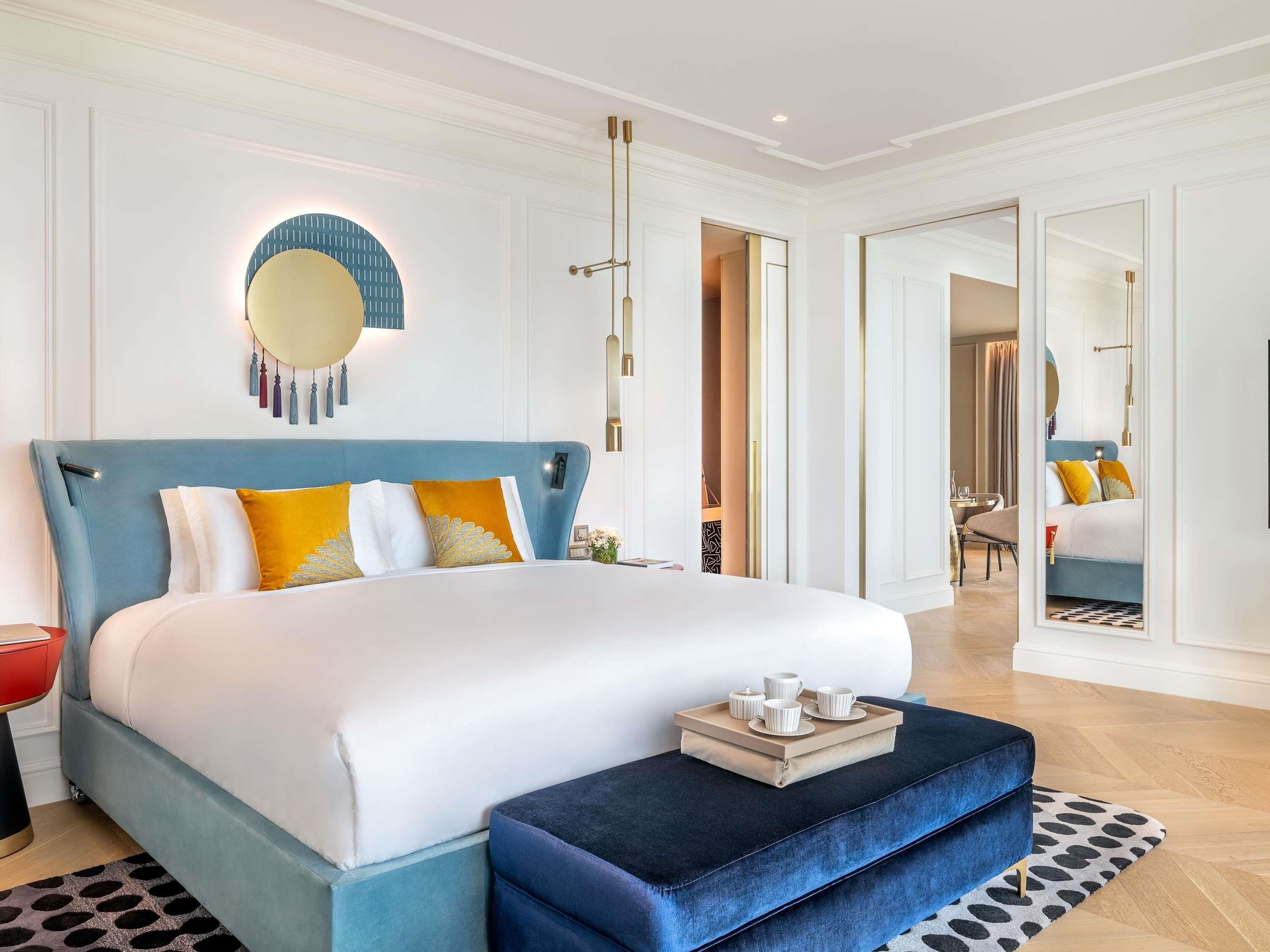 Opera Suite, 1 King Bed, Sea view | Minibar, in-room safe, laptop workspace, blackout drapes