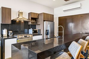 Een koelkast, een magnetron, een oven, een kookplaat