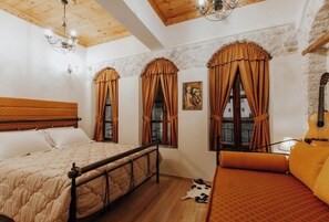 1 bedroom, hypo-allergenic bedding, soundproofing, iron/ironing board - Hotel SS Kekezi (Gjirokastër)