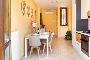 Een koelkast, een magnetron, een oven, een kookplaat