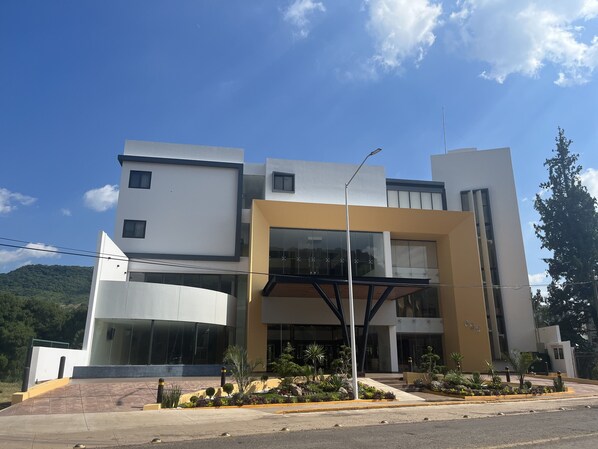 Vista frontal de la propiedad