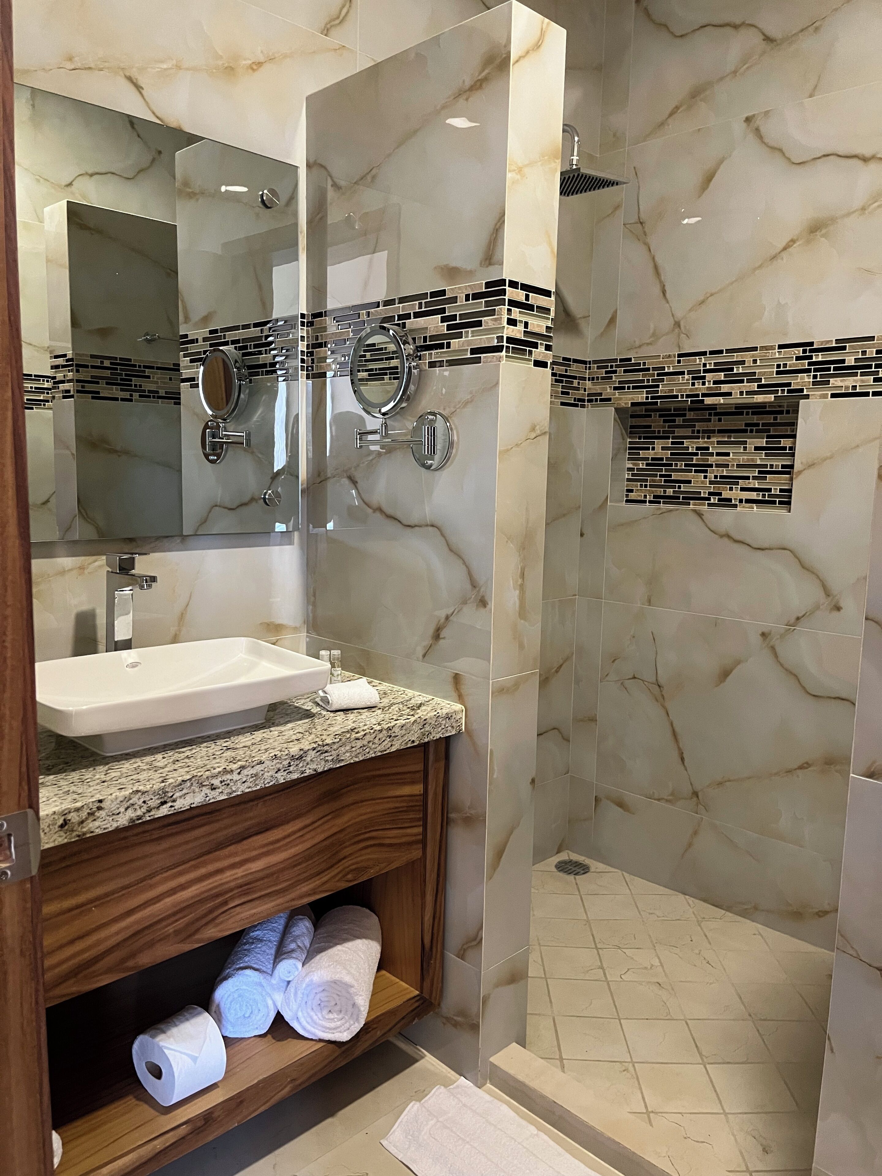Traditional Room, 1 Queen Bed, Mountain View | Bathroom