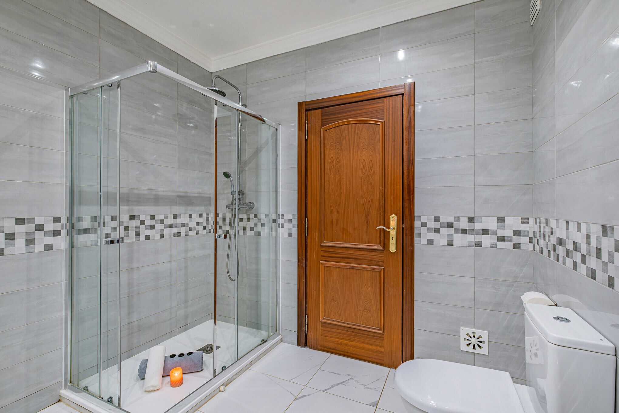 Bathtub, hair dryer