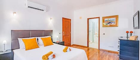 5 bedrooms, in-room safe, iron/ironing board, WiFi (free)