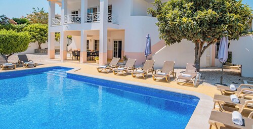 Getaway villa with heatable pool and BBQ