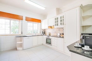 Coffee/tea maker, fridge, microwave, oven - Getaway villa with heatable pool and BBQ (Albufeira)