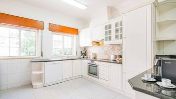 Coffee/tea maker, fridge, microwave, oven