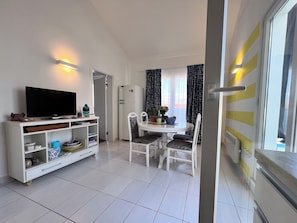 Dining - Penthouse with large terrace 50 m from the beach: an oasis of peace and beauty. (Nečujam)