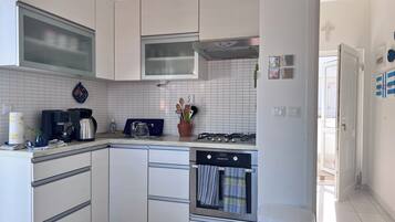 Fridge, oven, stovetop, coffee/tea maker