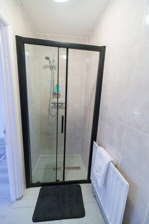 Séchoir à cheveux, serviettes fournies, savon, shampooing