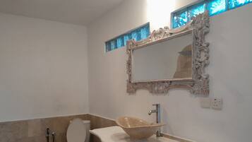 Douche, sĂšche-cheveux, serviettes fournies, savon