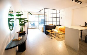 1 habitación, cubrecamas y caja de seguridad en la habitación 