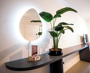 Apartamento, 1 cama Queen | Área de estar | TV de tela plana