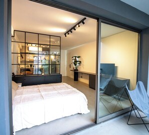Lägenhet - 1 queensize-säng | 1 sovrum, duntäcken och värdeförvaringsskåp på rummet