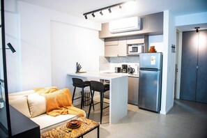 Apartment, 1 Queen-Bett | Wohnbereich | Flachbildfernseher
