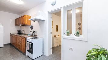 Een koelkast, een magnetron, een oven, een kookplaat