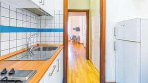 Eine moderne Küche mit Holzarbeitsplatte, Edelstahlspüle und eingebautem Herd.