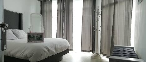 3 chambres, fer et planche à repasser, Wi-Fi, draps fournis