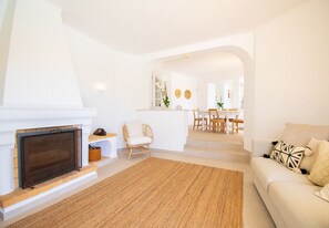TV - Casa Pazovida - Walk to Carvoeiro, a perfect blend of convenience, comfort and luxury! (Carvoeiro)
