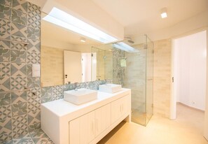 Douche, serviettes fournies