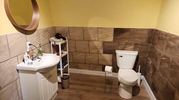 Een haardroger, handdoeken, zeep, toiletpapier