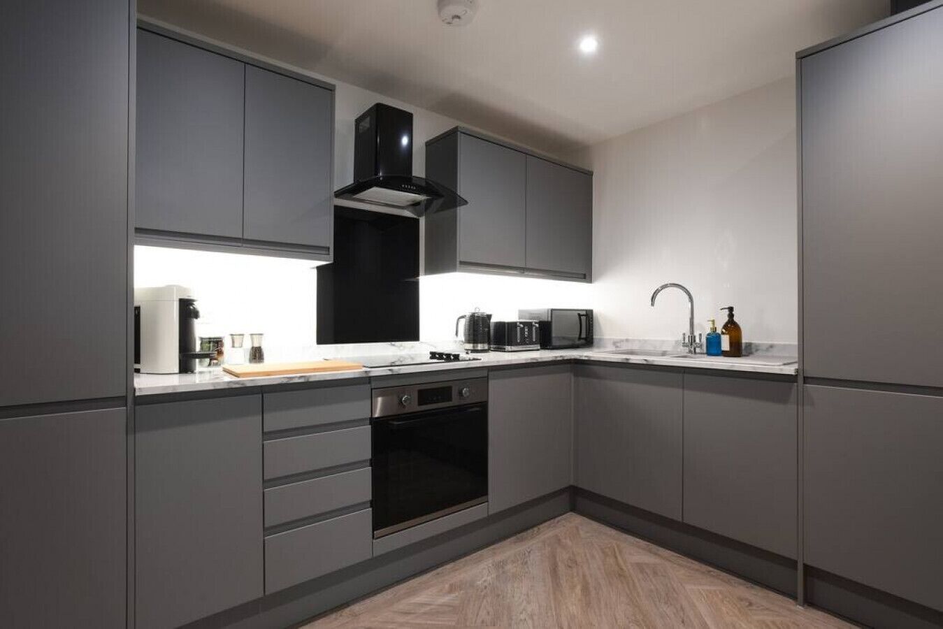 Kühlschrank, Mikrowelle, Ofen, Herdplatte