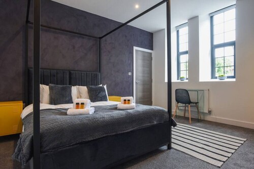 Cell Block 8 | Prison Flat | Sleeps 7 | with Parking