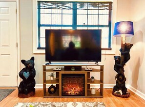 Living area - Cozy loft in private country setting 5 mins from downtown, Pet Friendly (Charleston)