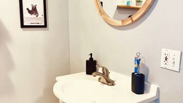 Secador de pelo, toallas, jabón y champú