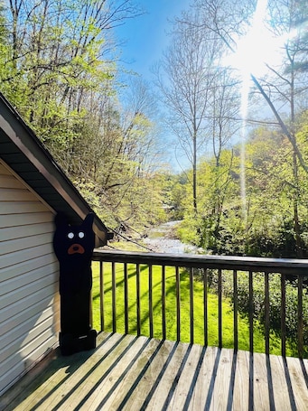 Property grounds. Cozy loft in private country setting 5 mins from downtown, Pet Friendly