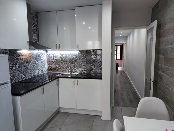 Réfrigérateur, micro-ondes, plaque de cuisson, cafetière/bouilloire