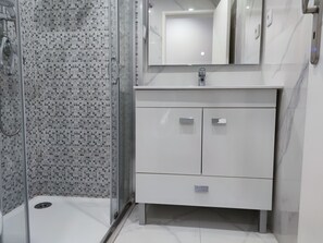 Hair dryer, towels, toilet paper - Torre dos Clérigos Apartment 
Near all of Porto's major attractions! (Porto)