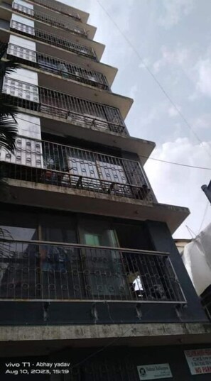 Exterior detail - 5 - Studio in Vile Parle near NM college (Mumbai)