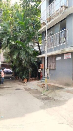 Property grounds - 5 - Studio in Vile Parle near NM college (Mumbai)