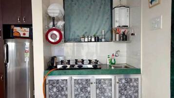 Køleskab, mikrobølgeovn, ovn, kogeplade