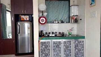 Køleskab, mikrobølgeovn, ovn, kogeplade