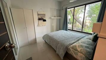 1 bedroom, desk, WiFi