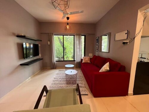 Airy 1 bed 2 bath in Bandra Area Wifi Netflix