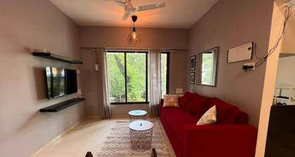 Airy 1 bed 2 bath in Bandra Area Wifi Netflix