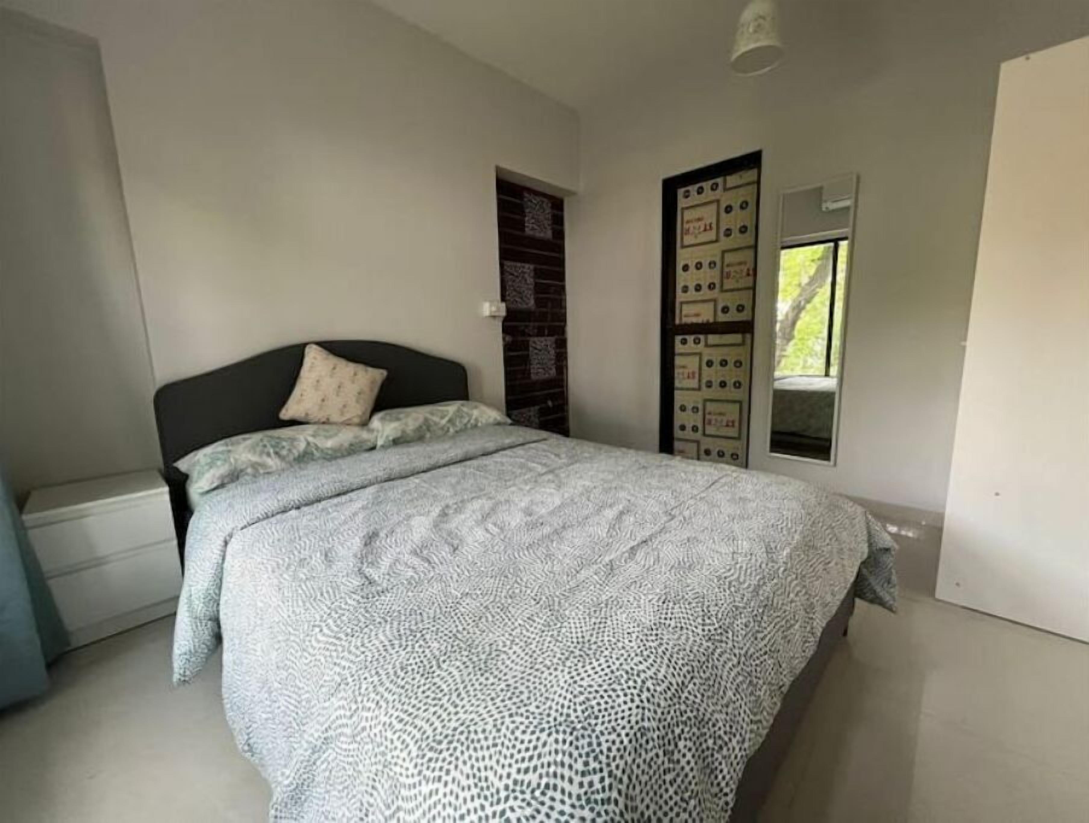 1 bedroom, desk, WiFi