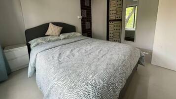 1 bedroom, desk, WiFi