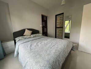 1 bedroom, desk, WiFi